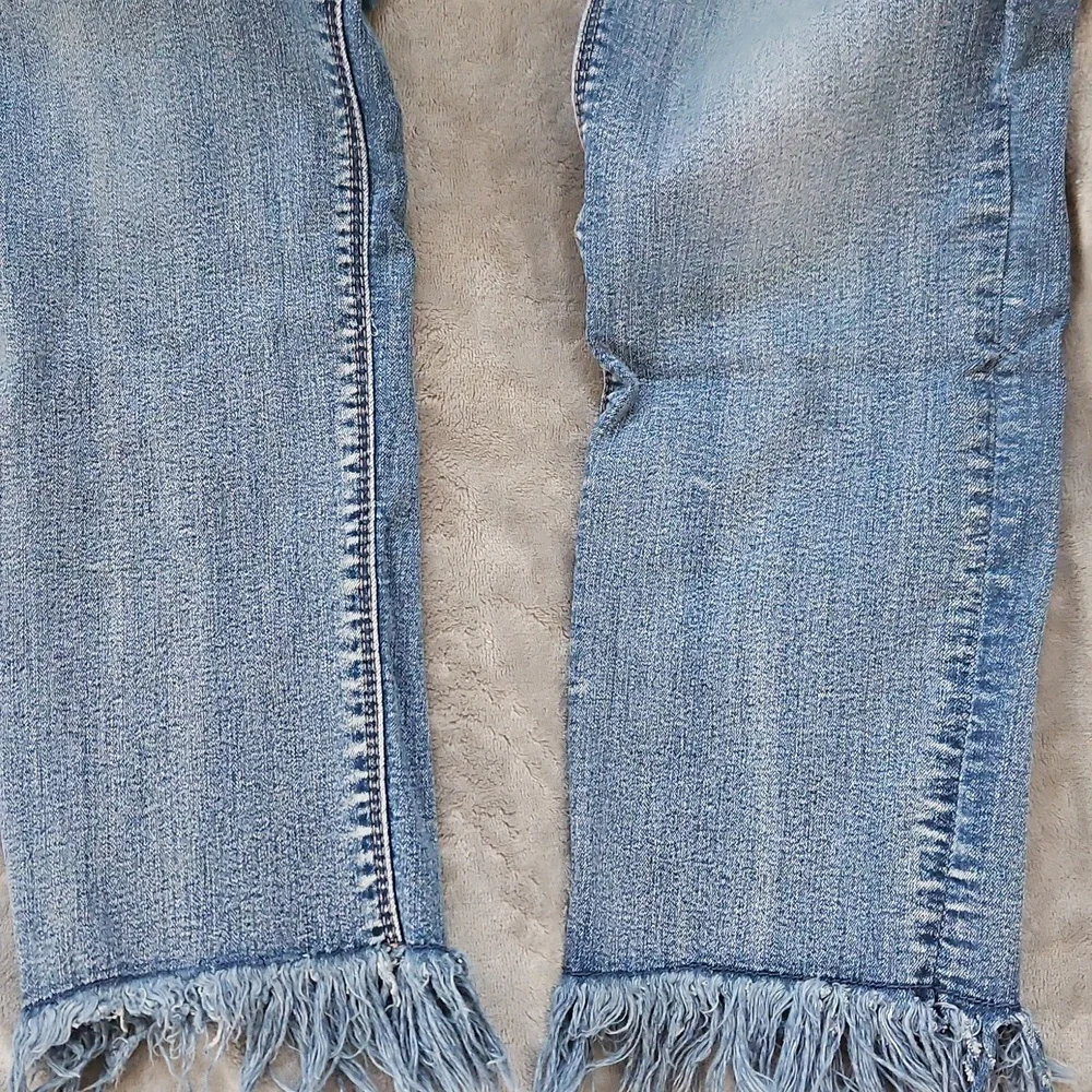 LADIE'S BLACK DAISY JEANS - Picture 3 of 5